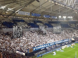 Die Fans des FC Schalke 04 sind in dieser Saison in Choreo-Laune. (Foto: twitter.com/AndiErnst)