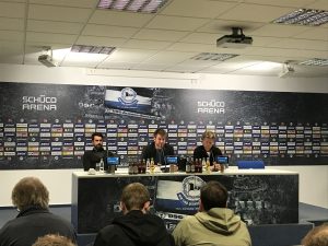 Pressekonferenz in Bielefeld mit VfL-Trainer Ismail Atalan (l.) und Arminia-Trainer Jeff Saibene (r.).