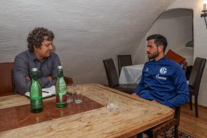 Interview mit Schalke-Kapitän Danny Latza im Sommer 2021 im Trainingslager in Mittersill. (Foto: Tim Rehbein / RHR-Foto)